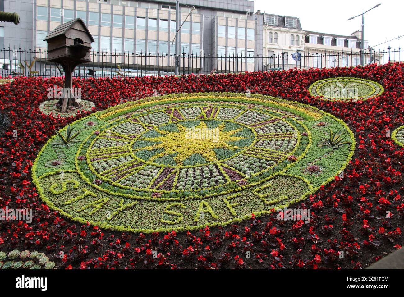 Horloge florale sur Princes Street Gardens avec affichage d'annonces publiques Banque D'Images