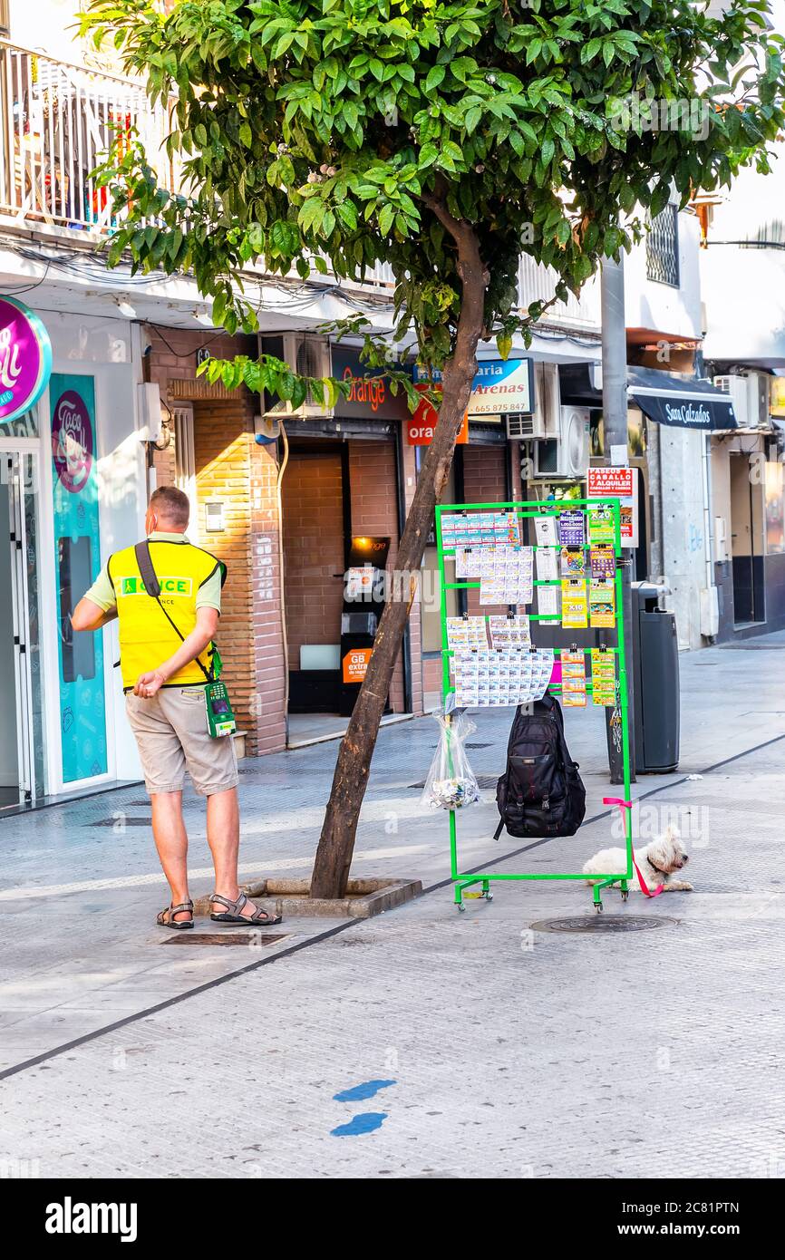 Punta Umbria, Huelva, Espagne - 10 juillet 2020: Homme vendant des billets de loterie pour aider les aveugles avec le logo de l'organisation "Once" Banque D'Images