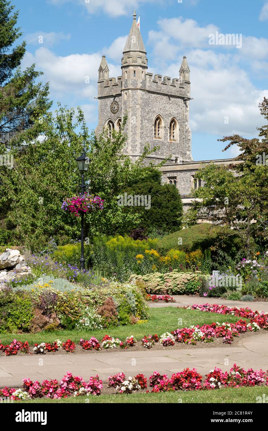 Amersham Garden of Remembrance (jardins commémoratifs) dans la vieille ville d'Amersham, Buckinghamshire, Royaume-Uni, avec l'église St Mary's. Banque D'Images