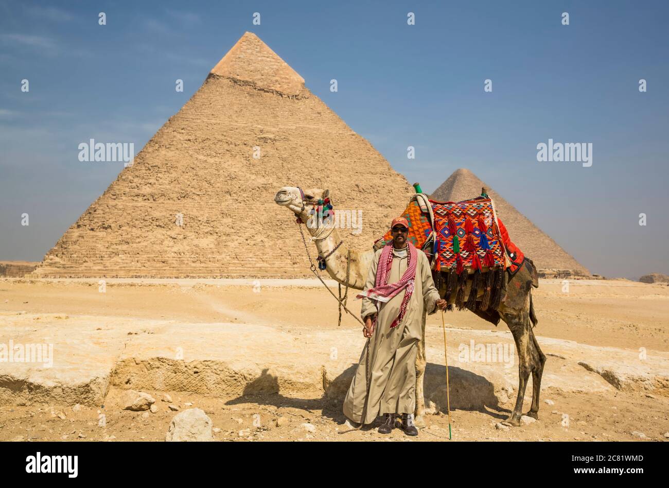 Homme local avec chameau, Pyramide de Khafre, complexe de la pyramide de Giza, site du patrimoine mondial de l'UNESCO ; Giza, Égypte Banque D'Images