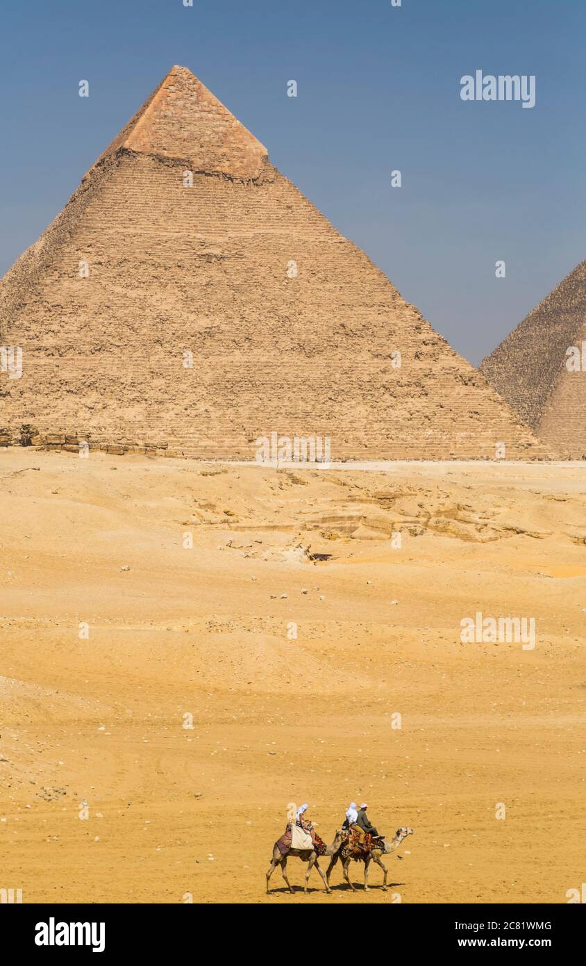 Touristes à cheval chameaux, Pyramide de Khafre, complexe de la Pyramide de Giza, site du patrimoine mondial de l'UNESCO; Giza, Egypte Banque D'Images