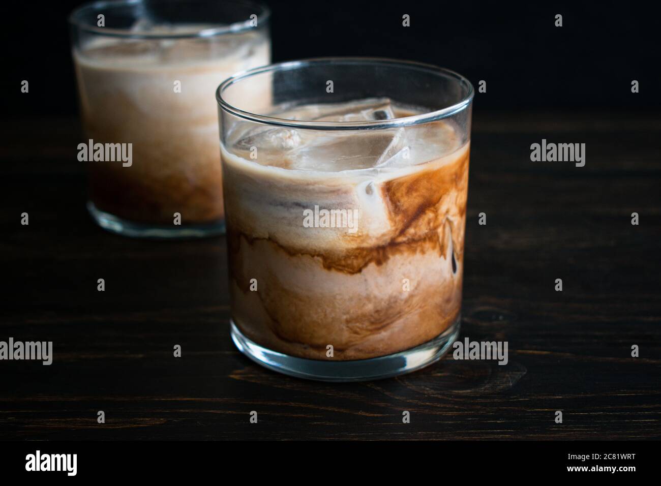 Cocktail de bourbon : deux cocktails à base de whisky bourbon, de chocolat, de sirop de chocolat et de crème Banque D'Images