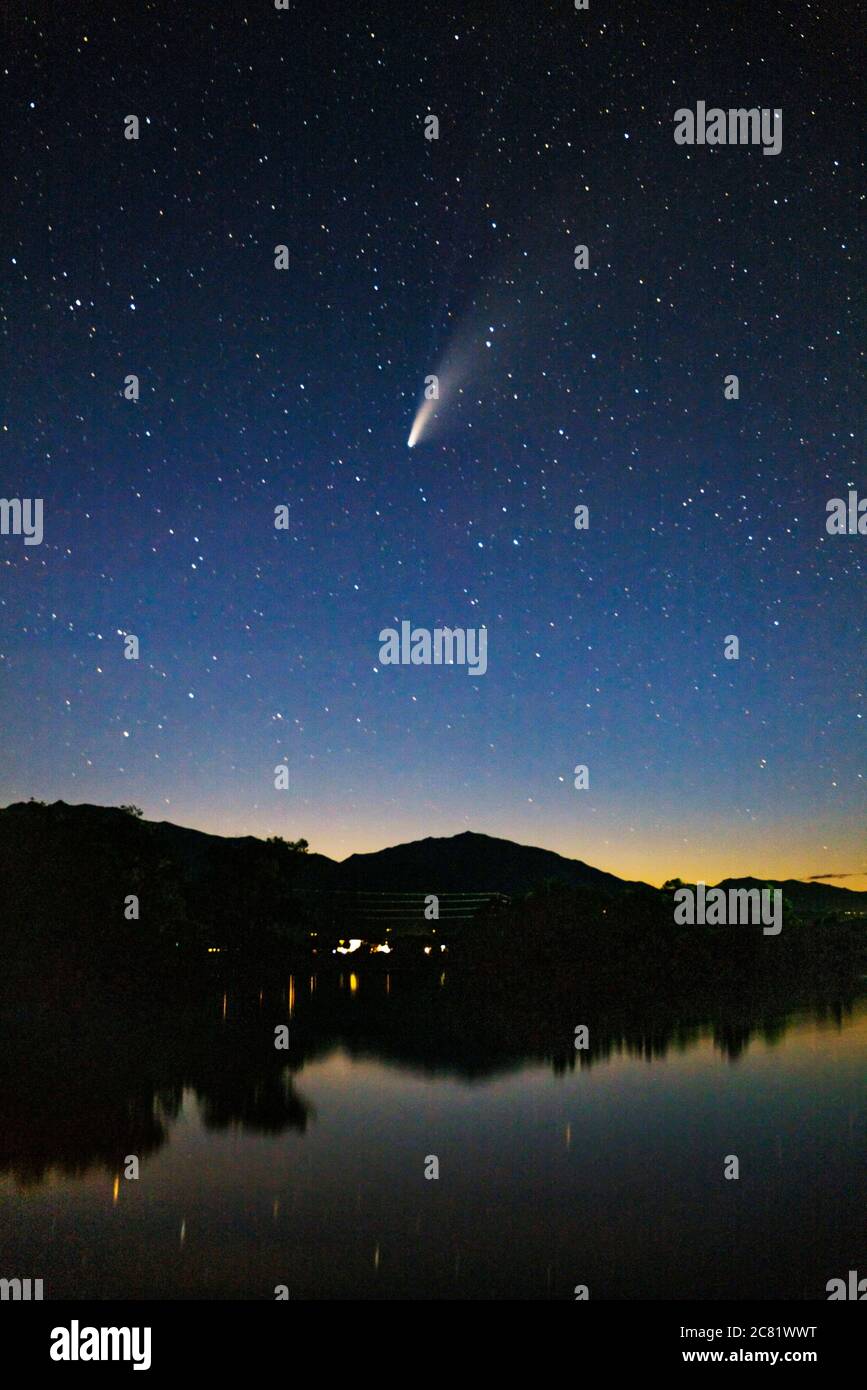 Comet NEOWISE au-dessus du lac Franz; Salida; Colorado; États-Unis Banque D'Images