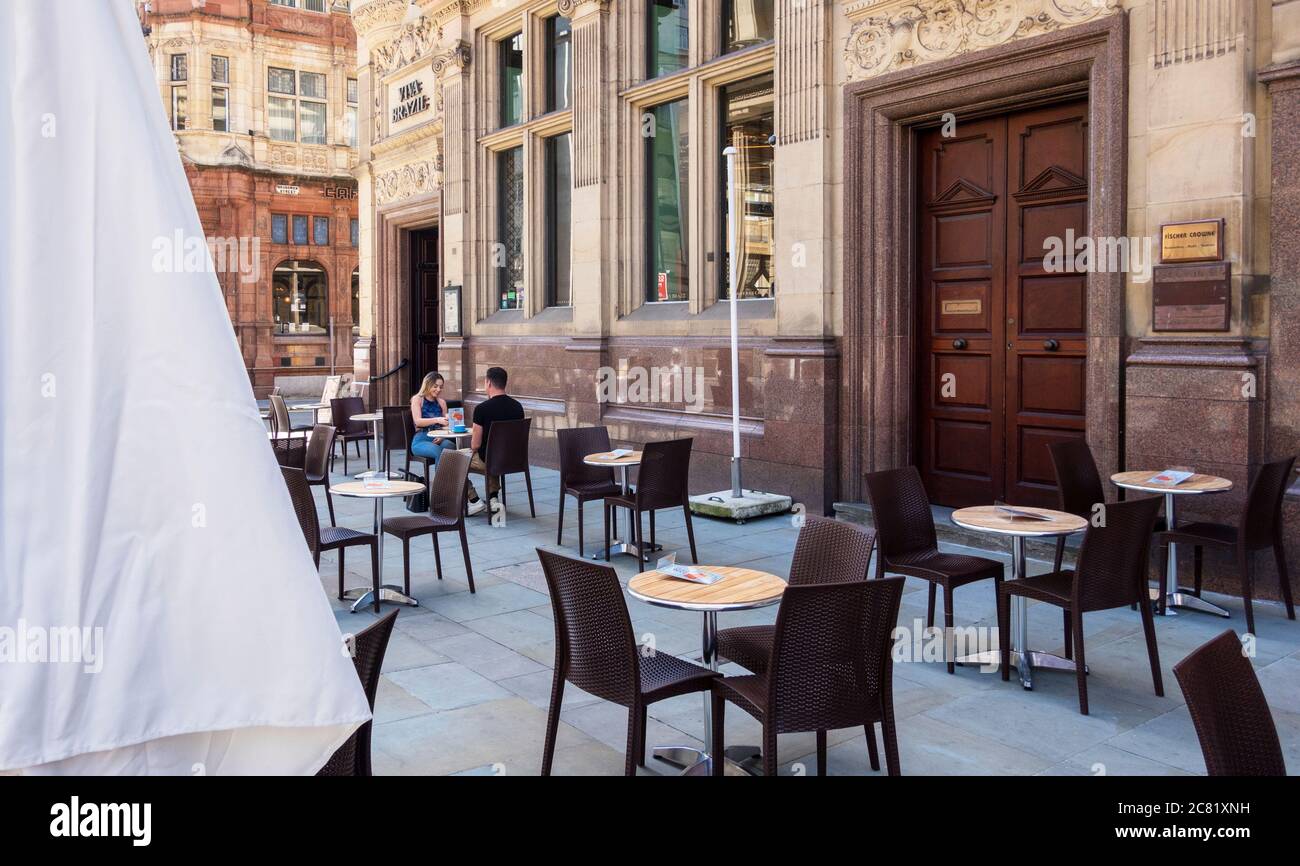 Un jeune couple qui apprécie un dîner en plein air au Viva Brazil sur Castle Street à Liverpool Banque D'Images