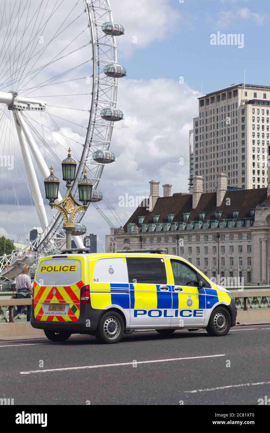 Fourgonnette de police sur le pont de Westminster, Londres Banque D'Images