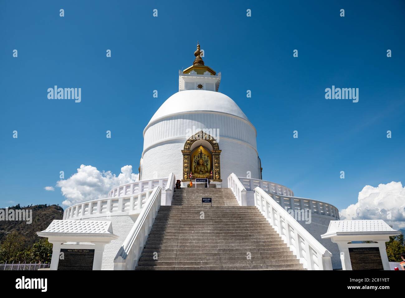 Pokhara, Népal, mars 15 2020 : le célèbre temple bouddhiste de la Pagode de la paix mondiale, Shanti Stupa sur la colline d'Anadu , Pokhara Népal Banque D'Images