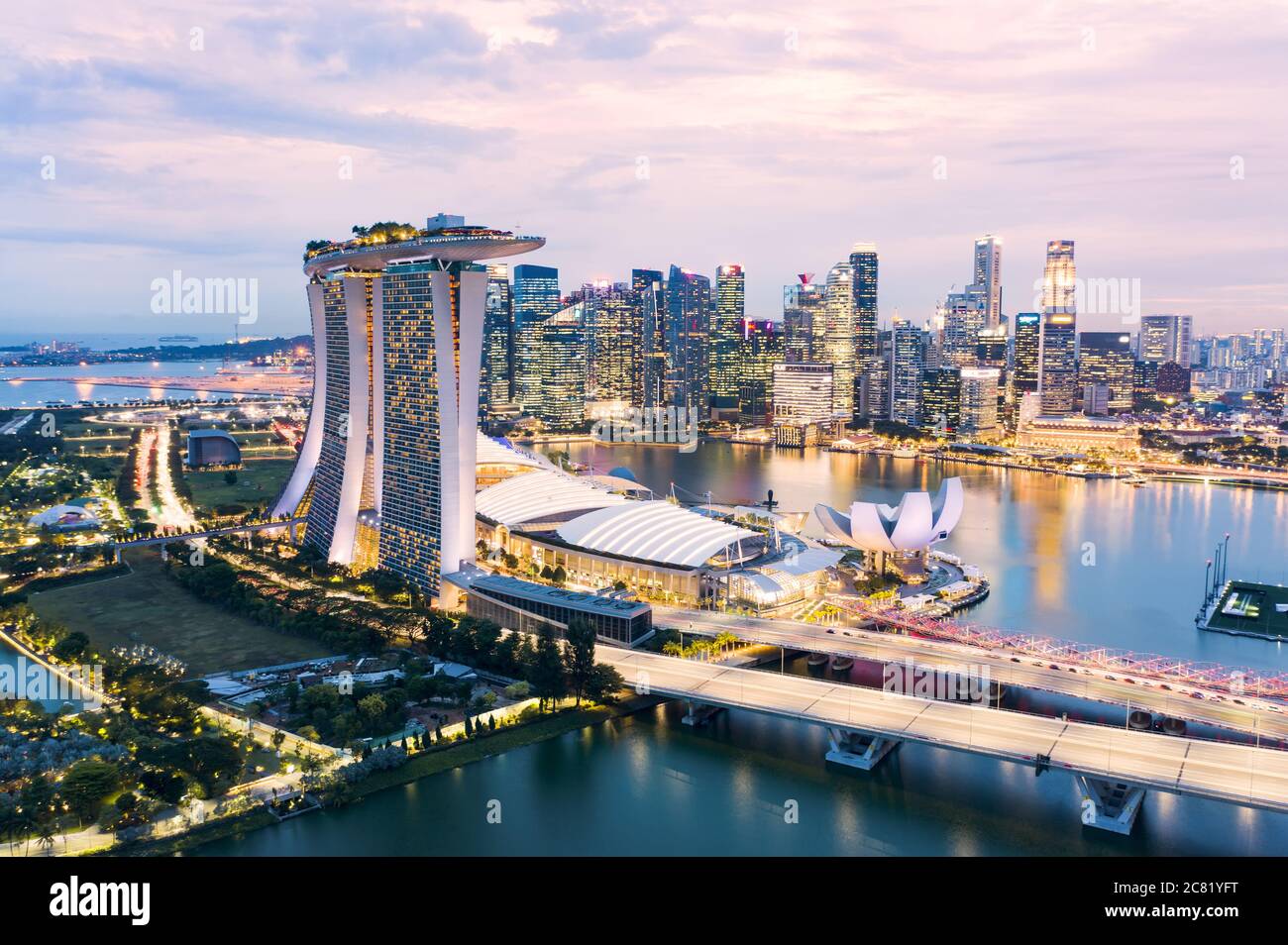 Vue d'en haut, vue aérienne stupéfiante sur la ville de Singapour pendant un beau coucher de soleil avec le quartier financier au loin. Singapour. Banque D'Images