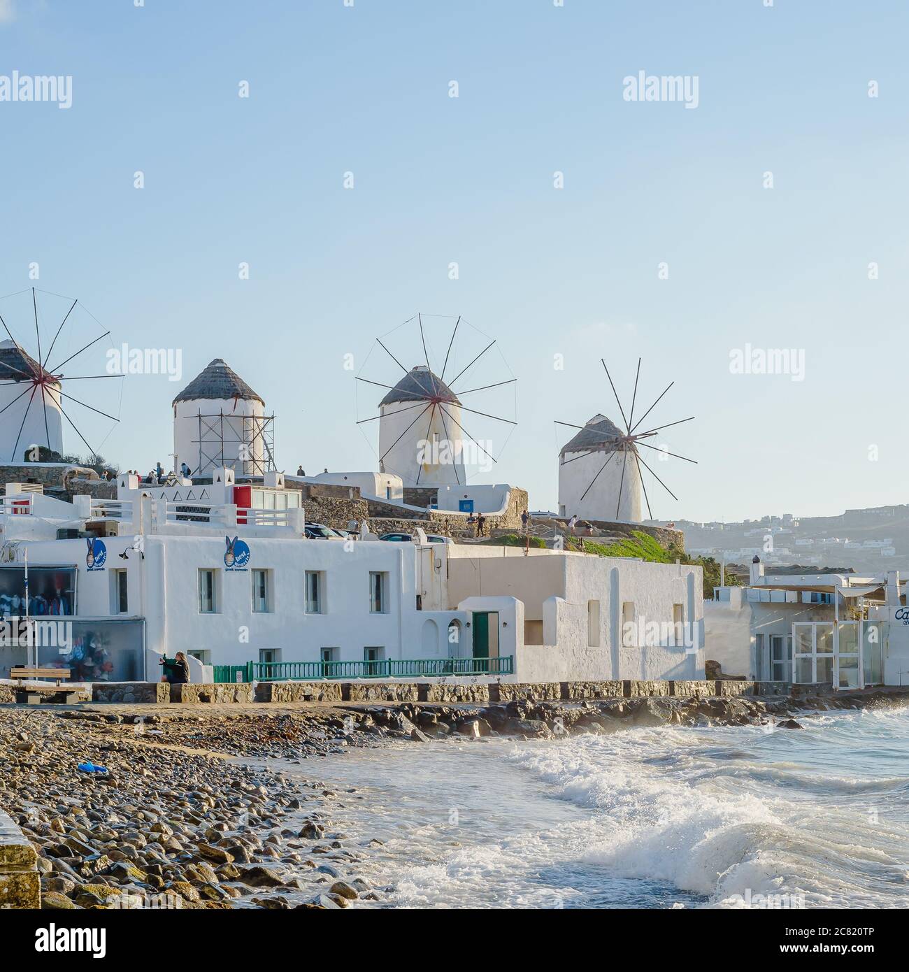 Un certain nombre de moulins sur la colline près de la mer sur l'île de Mykonos en Grèce - l'attraction principale de l'île Banque D'Images