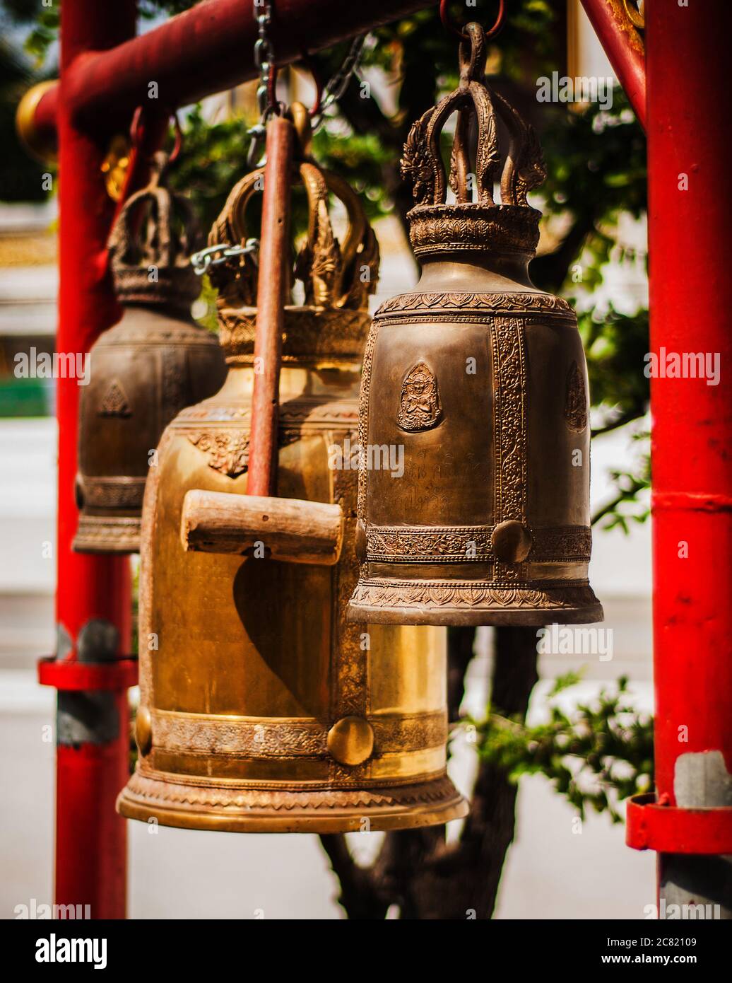 Cloches de méditation à l'extérieur d'un temple bouddhiste à Bangkok, Thaïlande, Asie du Sud-est Banque D'Images