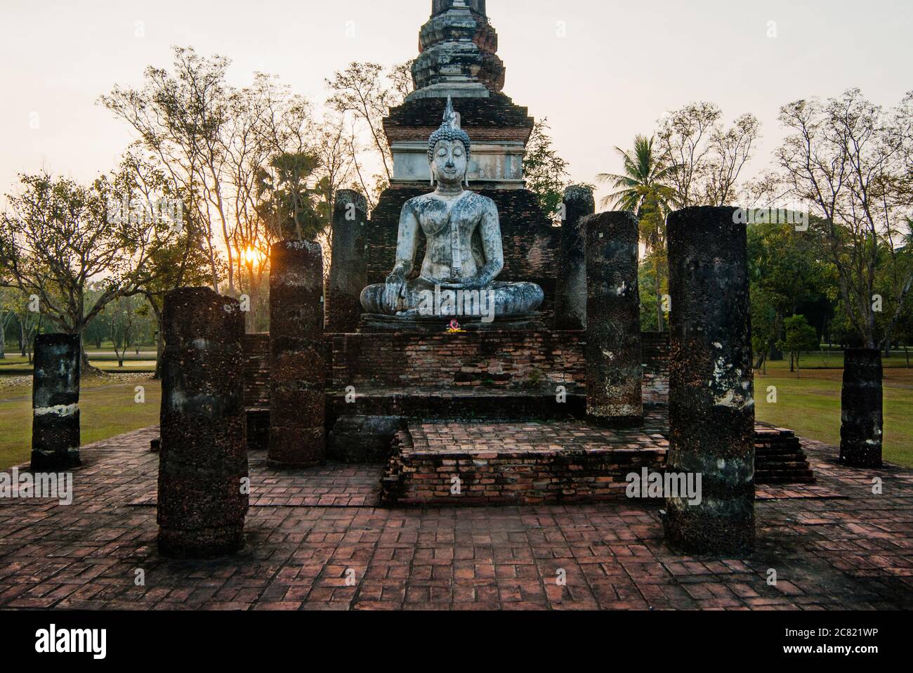 Ruines bouddhistes anciennes dans le parc historique de Sukhothai dans la province de Sukhothai Thaïlande, Asie du Sud-est Banque D'Images