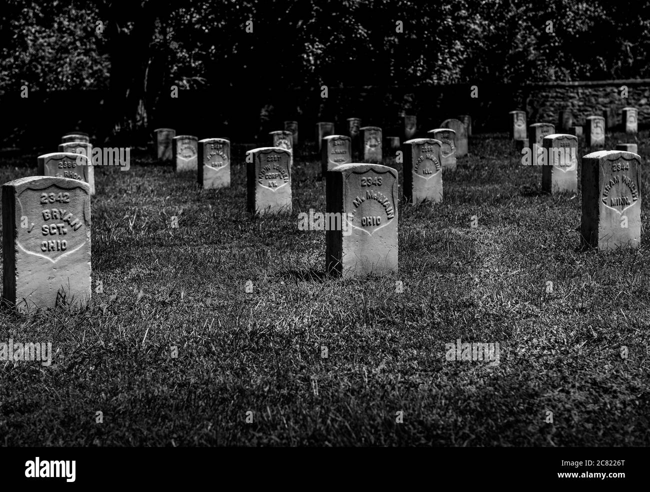 Vue solennelle des rangées de pierres tombales militaires pour les troupes de l'Union de la guerre civile près du champ de bataille du cimetière national de Stones River à Murfreesboro, TN, en bla Banque D'Images
