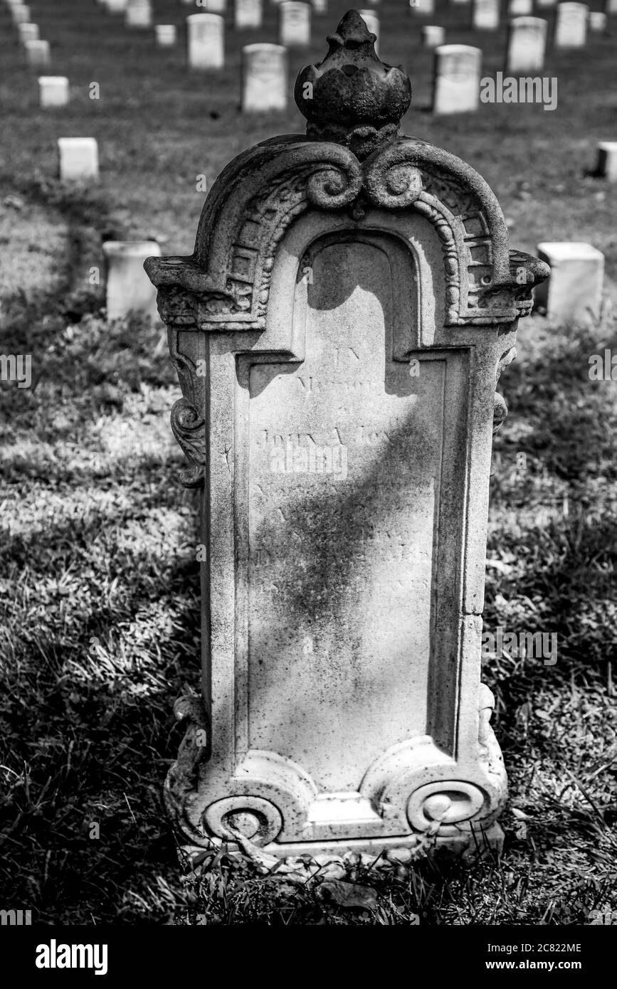 Une pierre d'honneur fantaisiste qui n'est plus lisible, fait partie des milliers de tombes de solider de l'Union au cimetière national de Stones River à Murfreesboro, Tennessee Banque D'Images