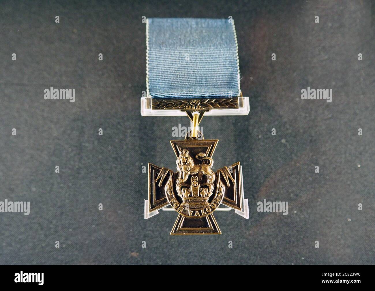 Croix de Victoria avec un rare ruban bleu de la Marine royale, qui a été décerné au Matelot de 1re classe William Neilson Edward Hall, exposé au Nova Scotia Museum, Banque D'Images