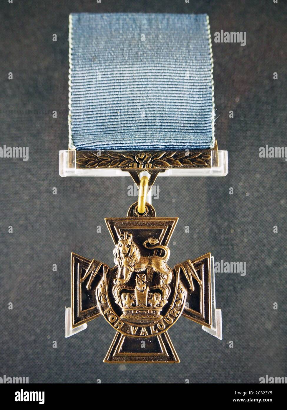 Croix de Victoria avec un rare ruban bleu de la Marine royale, qui a été décerné au Matelot de 1re classe William Neilson Edward Hall, exposé au Nova Scotia Museum, Banque D'Images