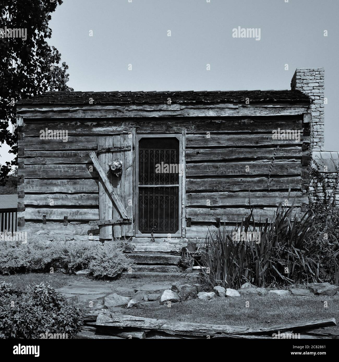 Une réplique rustique de la cabane en bois Neddy Jacobs, construite en 1800 par l'immigrant irlandais et la femme indienne dans le Liban historique, TN, dans les tons froids noir et blanc Banque D'Images