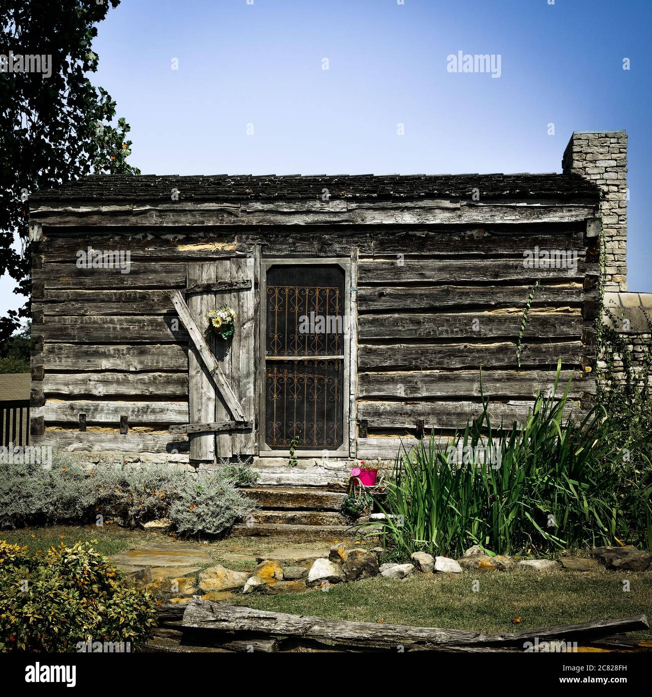 Une réplique rustique de la cabane en bois Neddy Jacobs, construite en 1800 par un immigrant irlandais et une femme indienne dans le Liban historique, TN, Banque D'Images