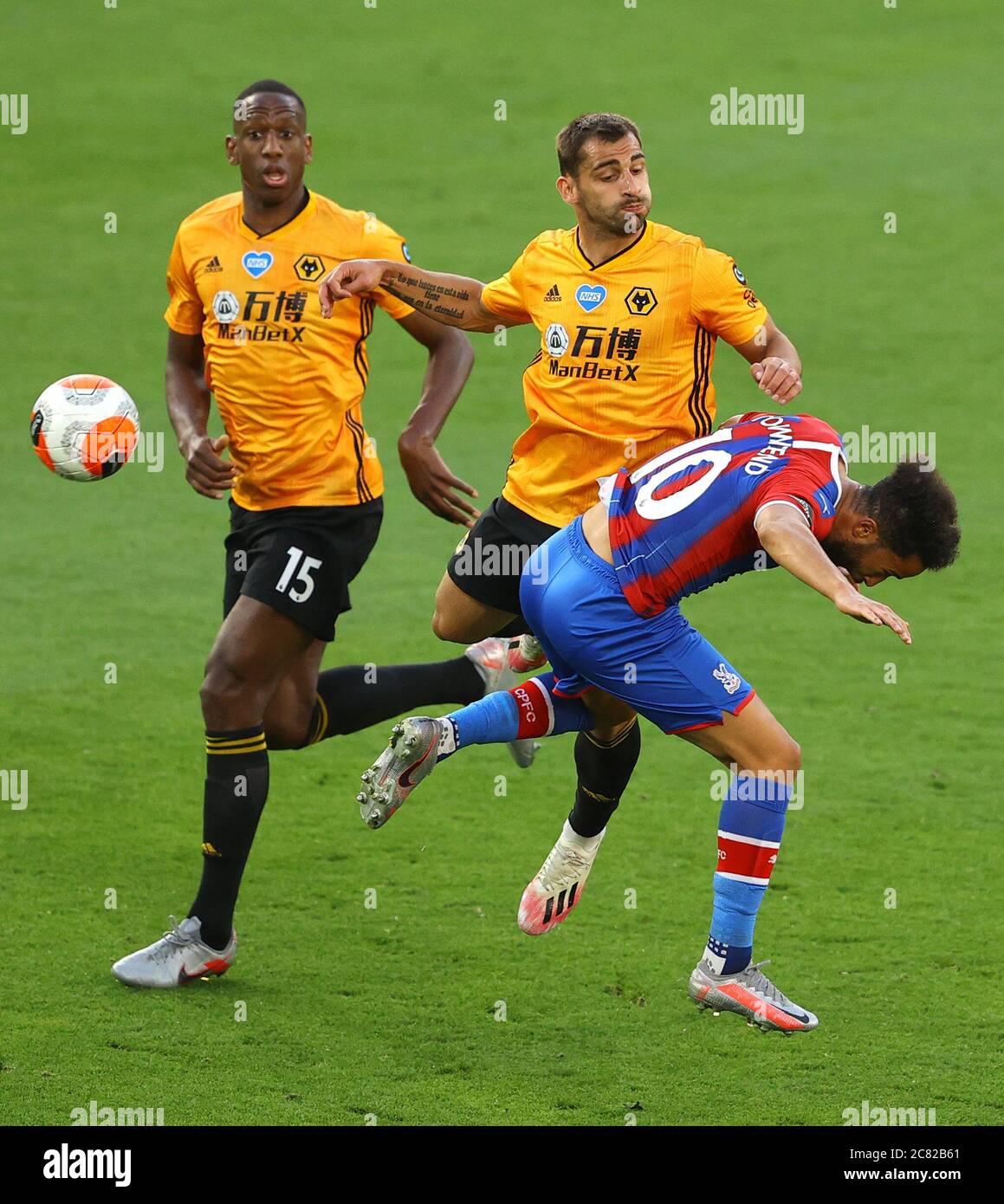 Andros Townsend (à droite) du Crystal Palace et Jonny de Wolverhampton Wanderers se battent pour le ballon lors du match de la Premier League à Molineux, Wolverhampton. Banque D'Images