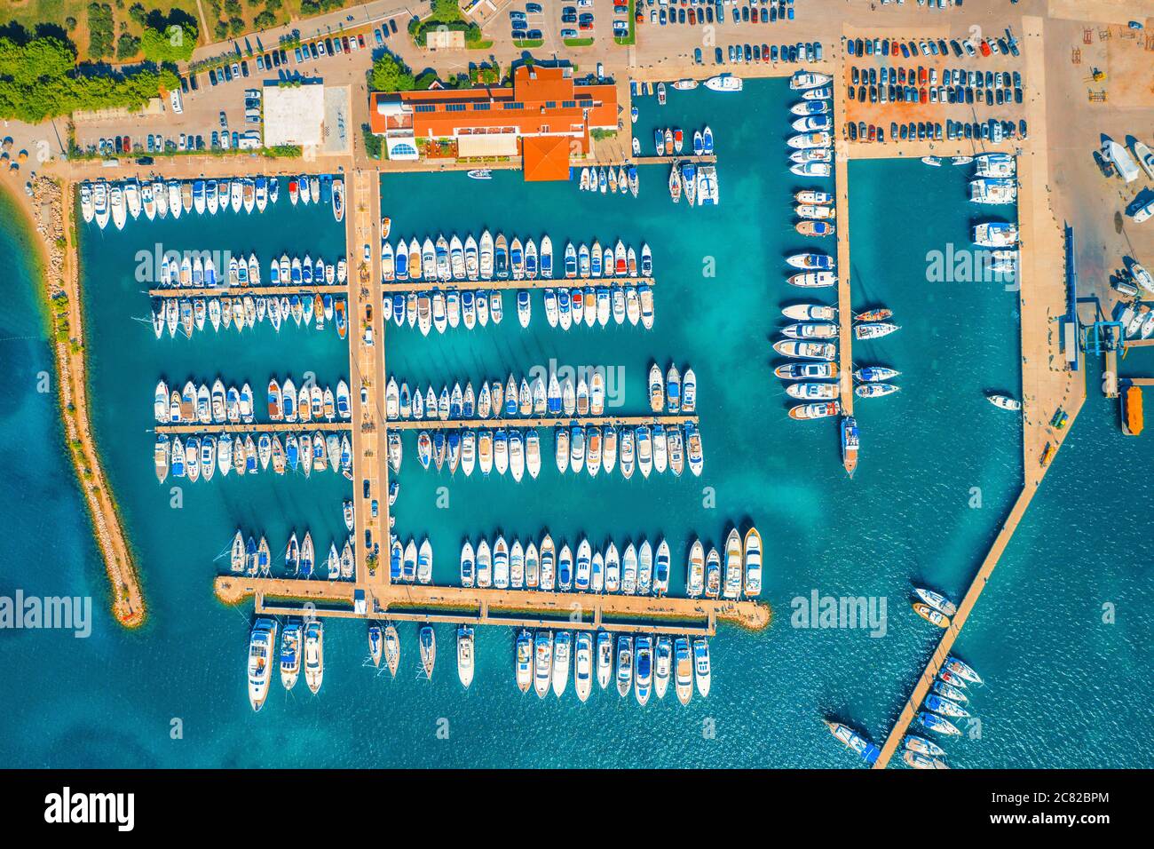 Vue aérienne de bateaux et yachts en port dans la vieille ville au coucher du soleil Banque D'Images