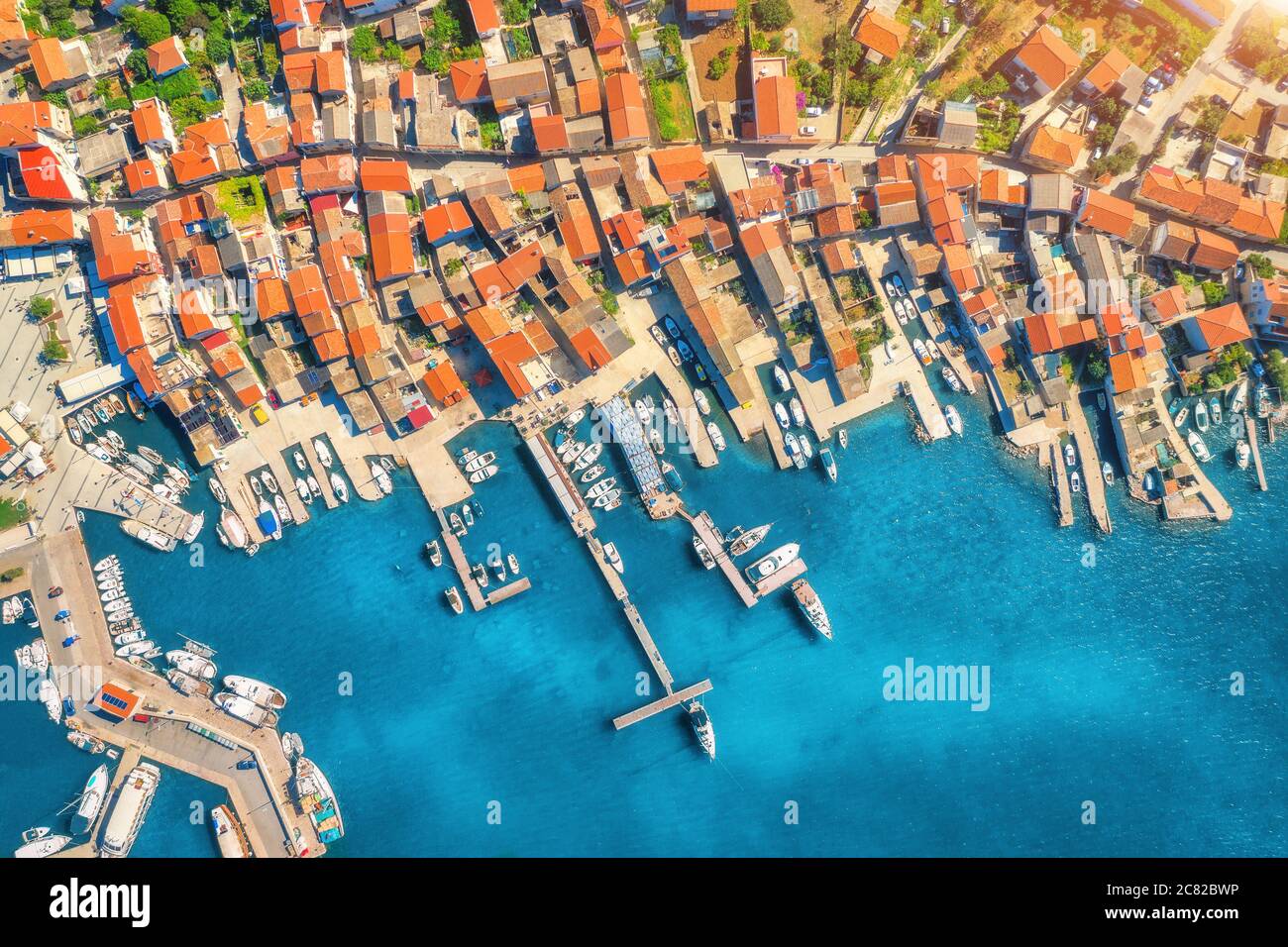 Vue aérienne de bateaux et yachts en port dans la vieille ville au coucher du soleil Banque D'Images