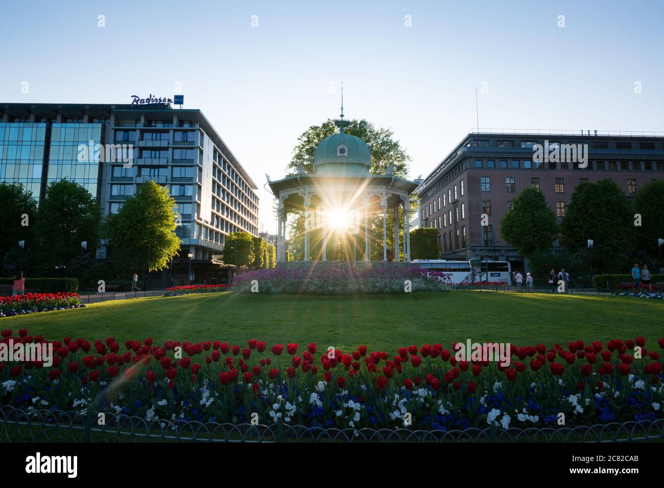Une éruption solaire dans le kiosque dans un parc du centre de Bergen, en Norvège Banque D'Images