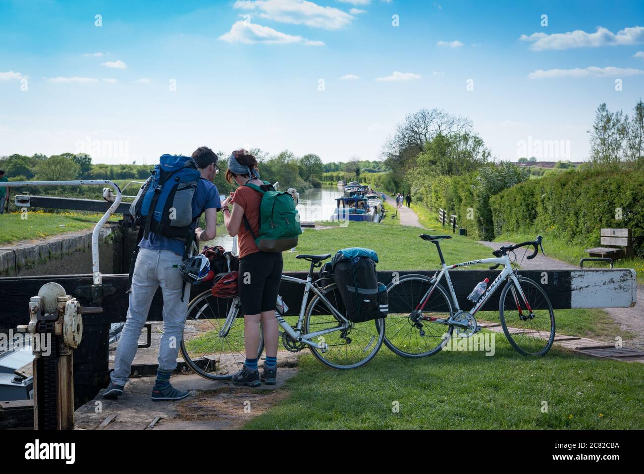 Un couple regardant une carte pendant une promenade en vélo le long du canal Avon-Kennett de Bath à Honeystreet avec Secret Adventures, Angleterre Banque D'Images