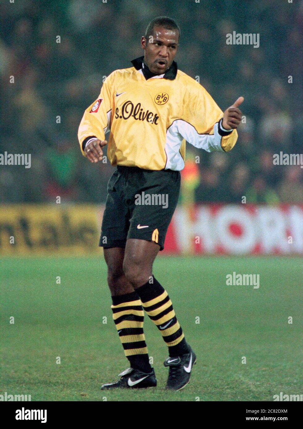 Westfalenstadion Dortmund Allemagne 24.11.1998, football Allemand Bundesliga saison 1998/1999 match jour 10, Borussia Dortmund (BVB, jaune) vs Hamburger SV (blanc, HSV) 2:1 — Julio Cesar (BVB) Banque D'Images