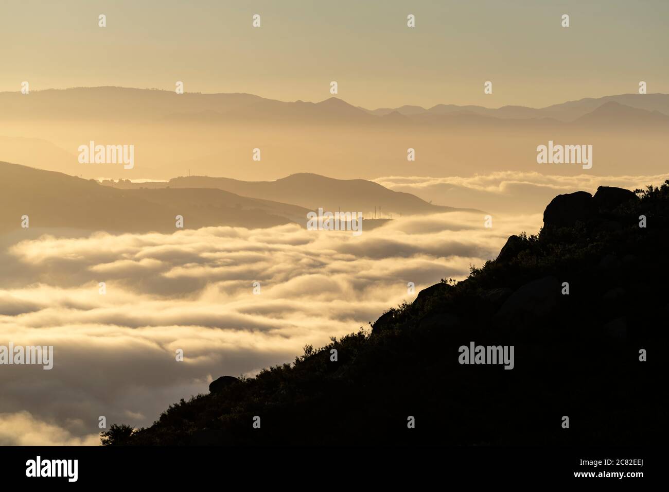 Vue tôt le matin sur les crêtes et les canyons des montagnes brumeuses au nord de Chatsworth à Los Angeles, Californie. Banque D'Images