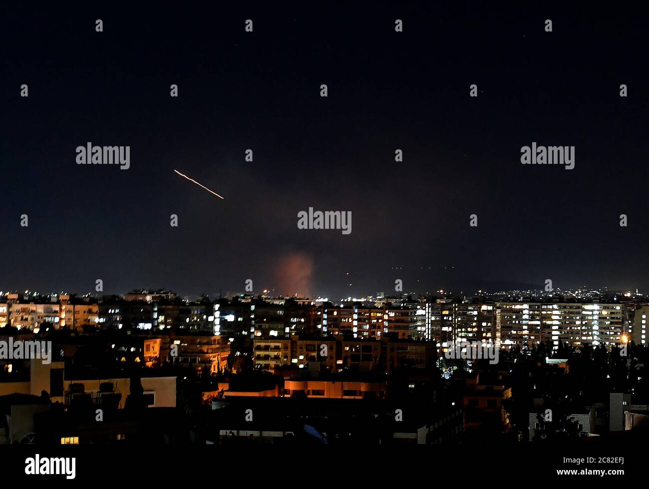 Damas, Syrie. 20 juillet 2020. Le missile de défense aérienne syrien est vu dans le ciel au-dessus de Damas, capitale de la Syrie, le 20 juillet 2020. Les défenses aériennes syriennes ont répondu lundi soir à une attaque de missiles israéliens sur la capitale Damas, a rapporté l'agence de presse nationale SANA. Crédit: Ammar Safarjalani/Xinhua/Alamy Live News Banque D'Images