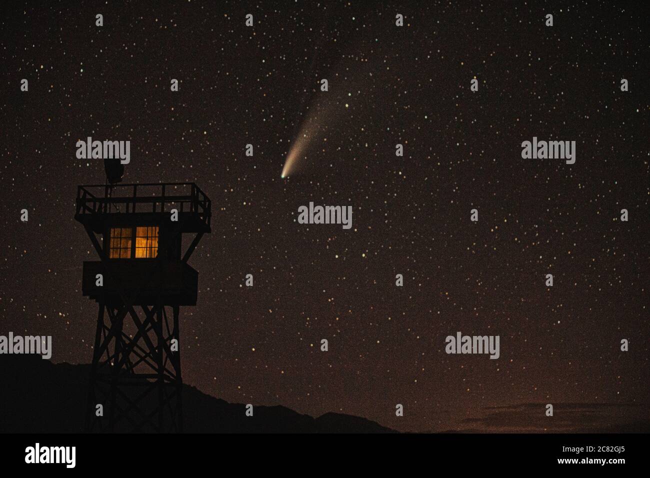 Lone Pine, Californie. 19 juillet 2020. Comet Neowise illuminé derrière une tour de guet au site historique national de Manzanar. Photo : Mark Johnson/Ironstring Banque D'Images