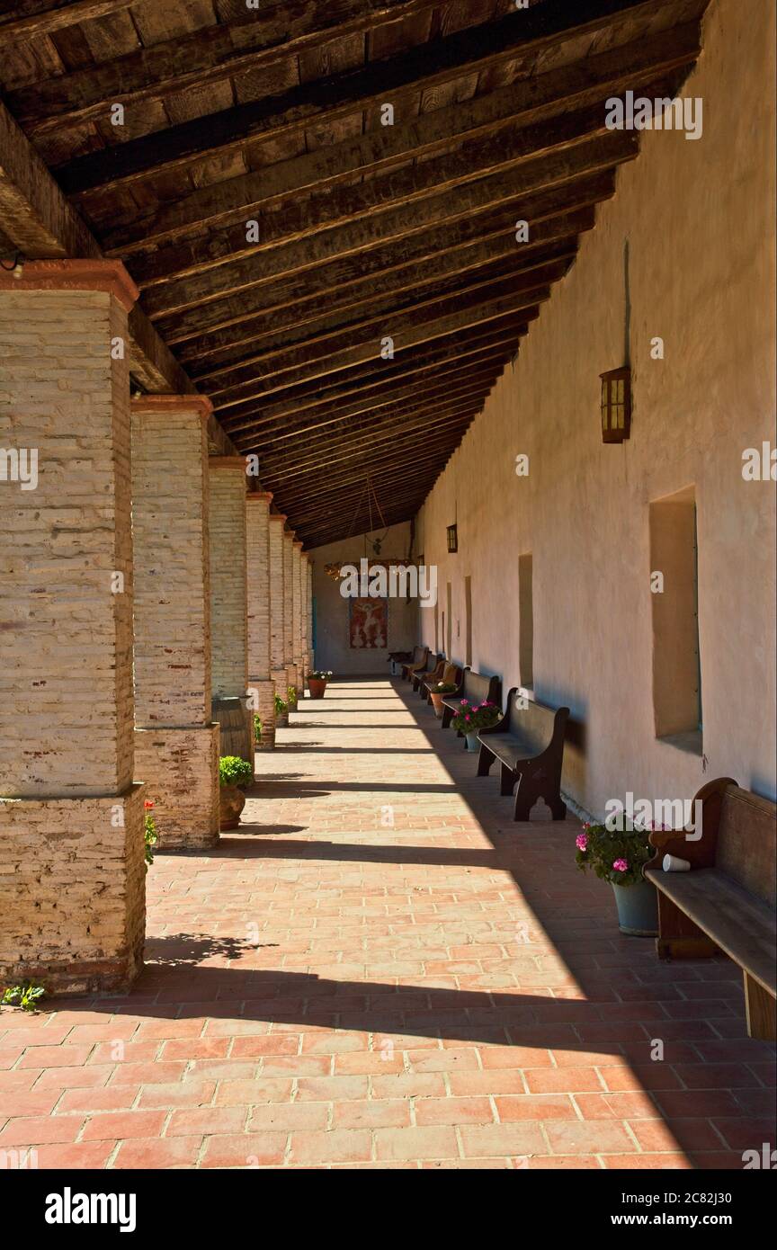 Mission San Antonio de Padua est une mission catholique espagnole au sud de King City Californie avec de beaux jardins et une architecture fondée en 1771. Banque D'Images