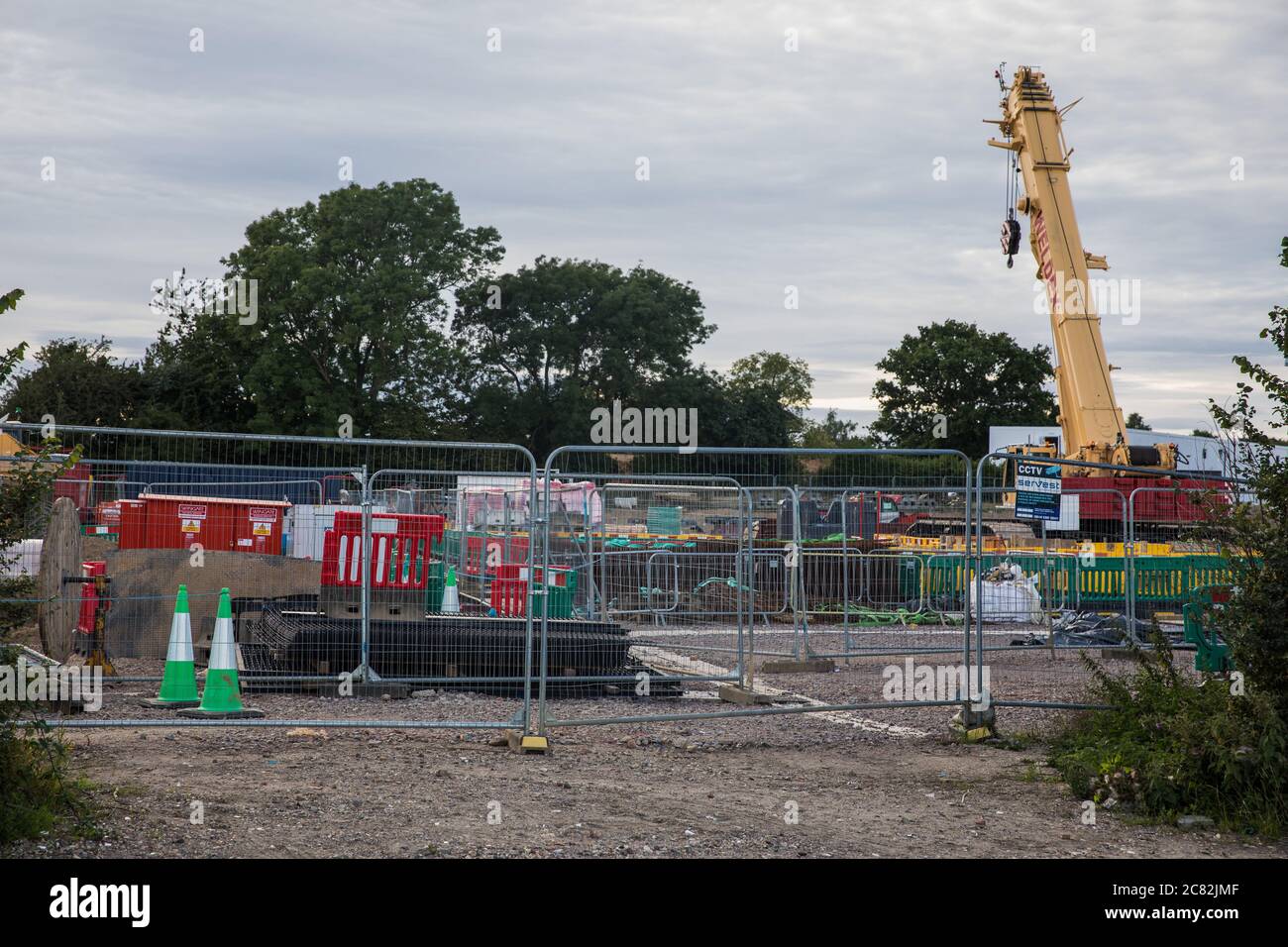 Chalfont St Peter, Royaume-Uni. 18 juillet 2020. L'entrée d'un site pour un puits de ventilation pour le tunnel Chiltern sur la liaison ferroviaire à grande vitesse HS2. Le ministère des Transports a approuvé la publication des avis de poursuite par HS2 Ltd aux quatre principaux entrepreneurs de travaux publics (MWCC) travaillant sur le projet ferroviaire de 106 milliards de livres sterling en avril 2020. Crédit : Mark Kerrison/Alamy Live News Banque D'Images