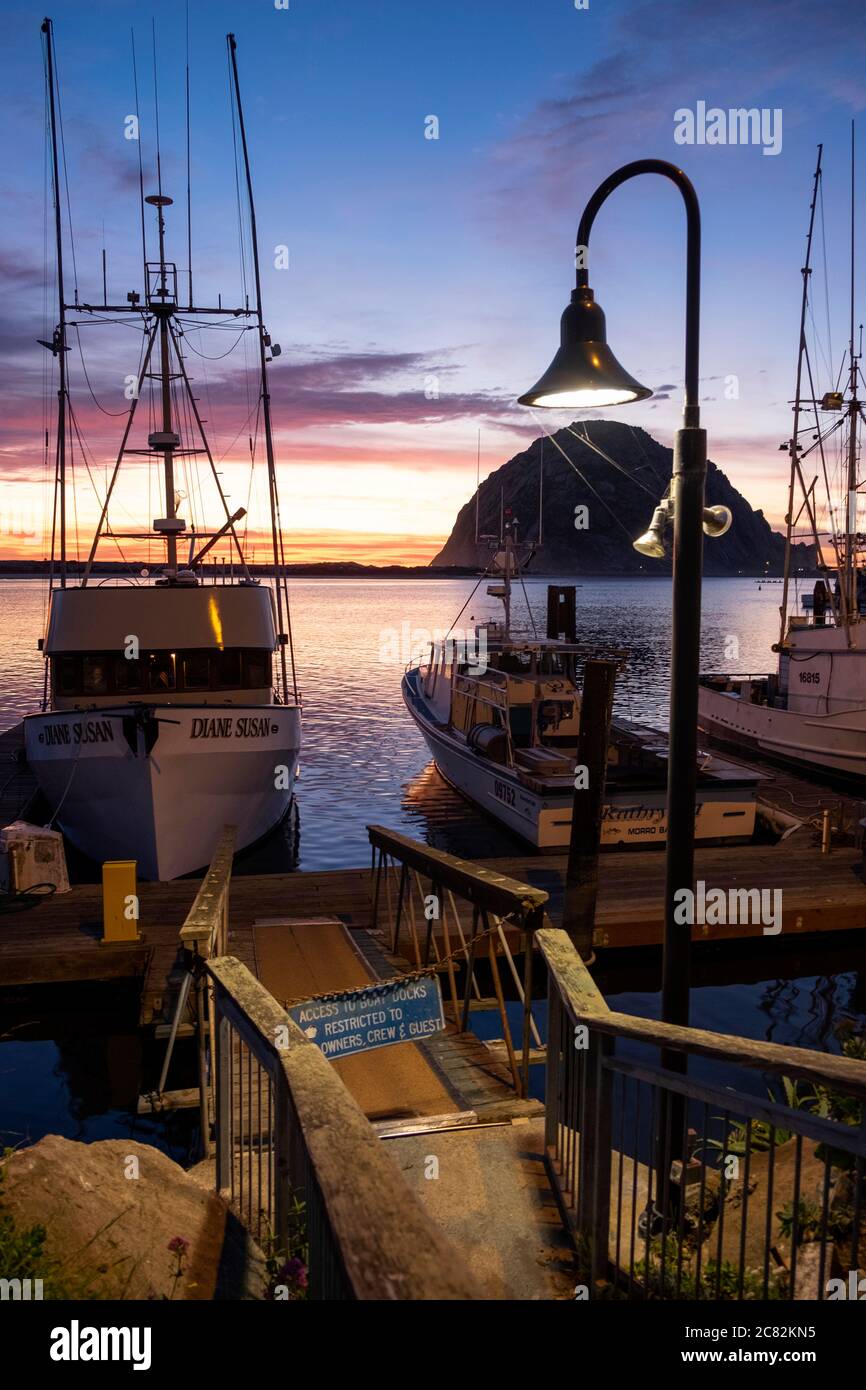 Crépuscule dans Morro Bay à un quai de pêche avec lumière le long de la côte centrale de la Californie Banque D'Images