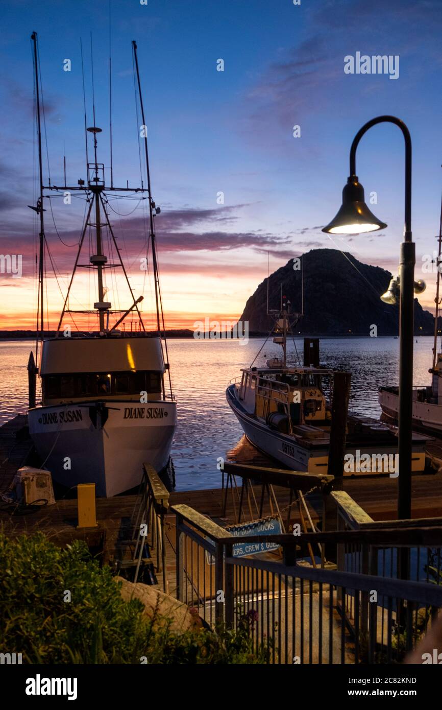 Crépuscule dans Morro Bay à un quai de pêche avec lumière le long de la côte centrale de la Californie Banque D'Images
