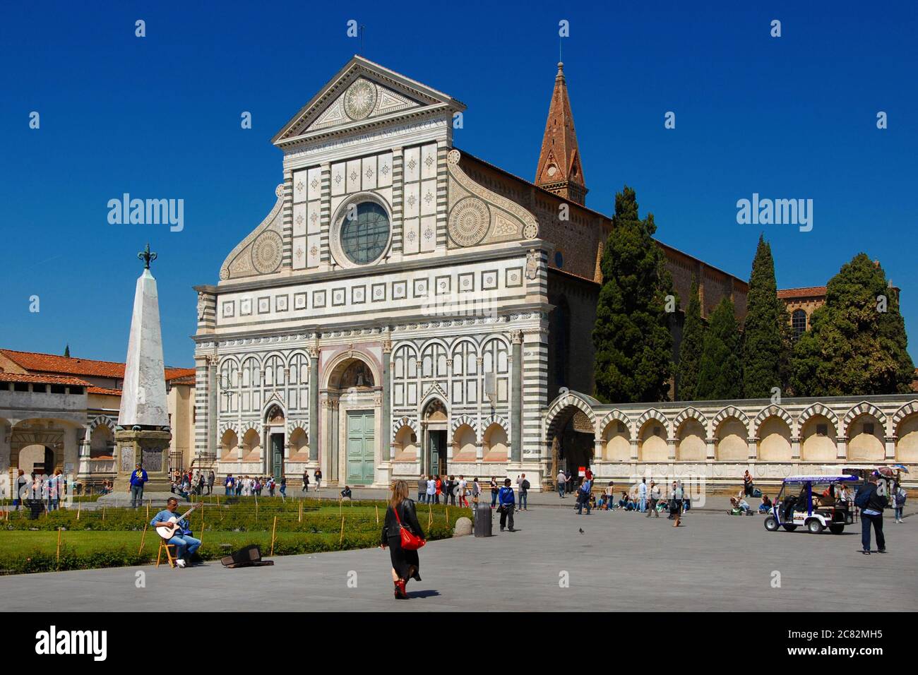Les touristes visitent la belle église gothique et Renaissance de Santa Maria Novella, dans le centre historique de Florence Banque D'Images