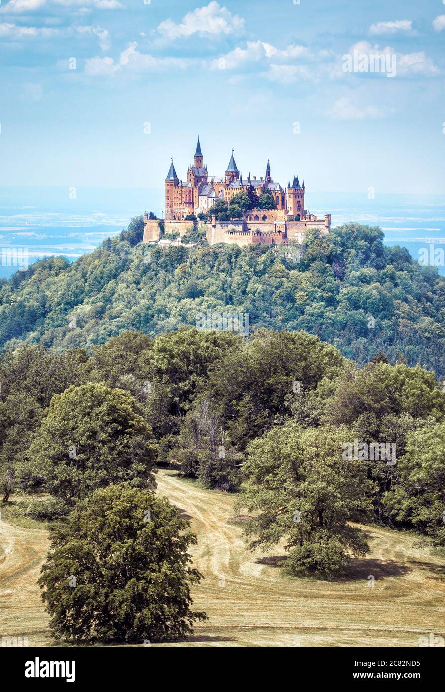 Château Hohenzollern au sommet d'une montagne boisée, Bade-Wurtemberg, Allemagne. Le célèbre Burg Hohenzollern est un site de la Swabia. Vue panoramique sur le conte de fées G. Banque D'Images