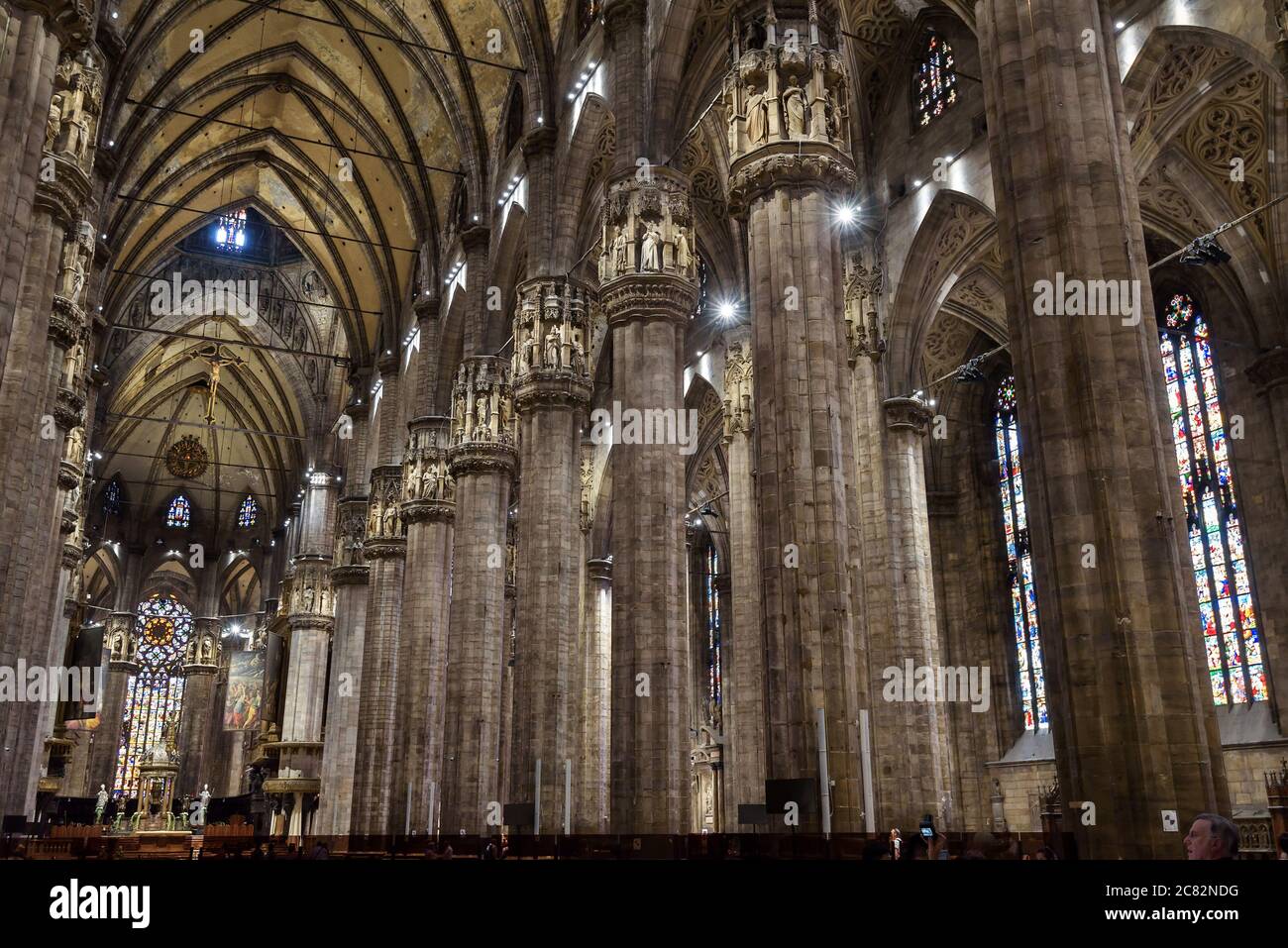 Milan, Italie - 16 mai 2017 : intérieur de la vieille cathédrale de Milan ou du Duomo di Milano. C'est une grande église catholique, point de repère de Milan. Dans la partie sombre G Banque D'Images