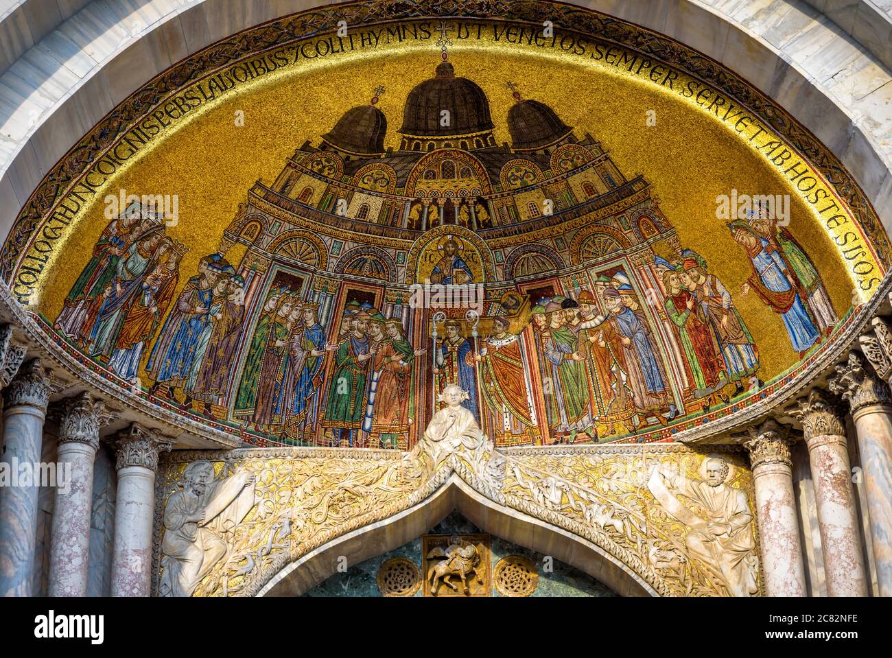 Basilique Saint-Marc, Venise, Italie. C'est un point de repère de Venise. Magnifique portail en mosaïque dorée, image de l'ancienne église Mark. Détail d'orna Banque D'Images