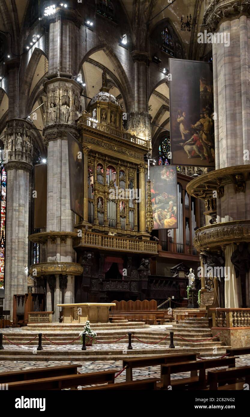 Milan, Italie - 16 mai 2017 : autel de la vieille cathédrale de Milan ou du Duomo di Milano. C'est une grande église catholique, point de repère de Milan. Intérieur célèbre gothique Banque D'Images