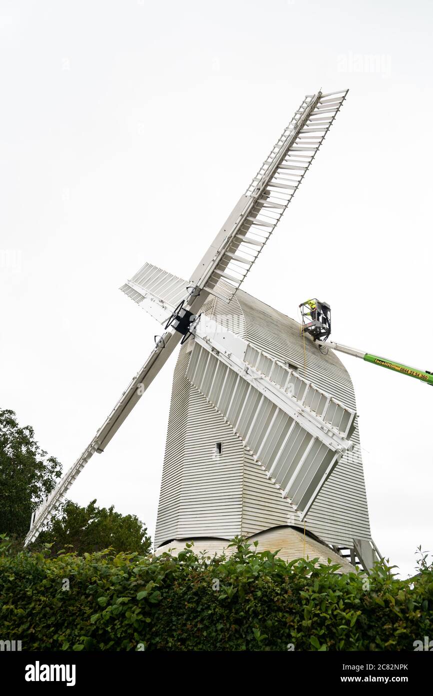 Moulin à vent Oldland, moulin à poste avec un seul étage roundhouse, Keymer, Sussex, Royaume-Uni. En cours de nettoyage. Banque D'Images