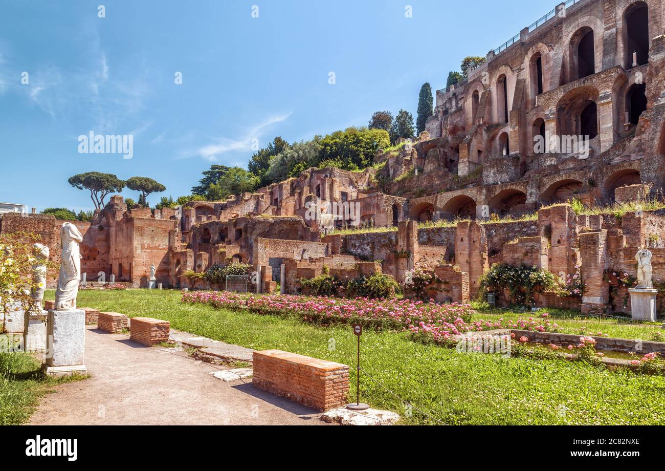 Forum romain en été, Rome, Italie. Le vieux Forum est une attraction touristique célèbre de Rome, de grandes ruines anciennes dans le centre-ville de Rome, des vestiges d'architecte Banque D'Images