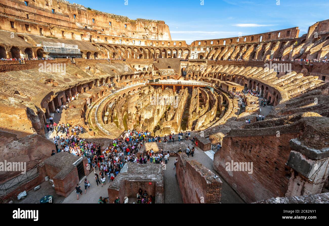 Rome - 10 mai 2014 : à l'intérieur du Colisée ou du Colisée en été, en Italie. Colosseum est l'attraction touristique de la vieille ville de Rome, monument de la célèbre EMPI romaine Banque D'Images