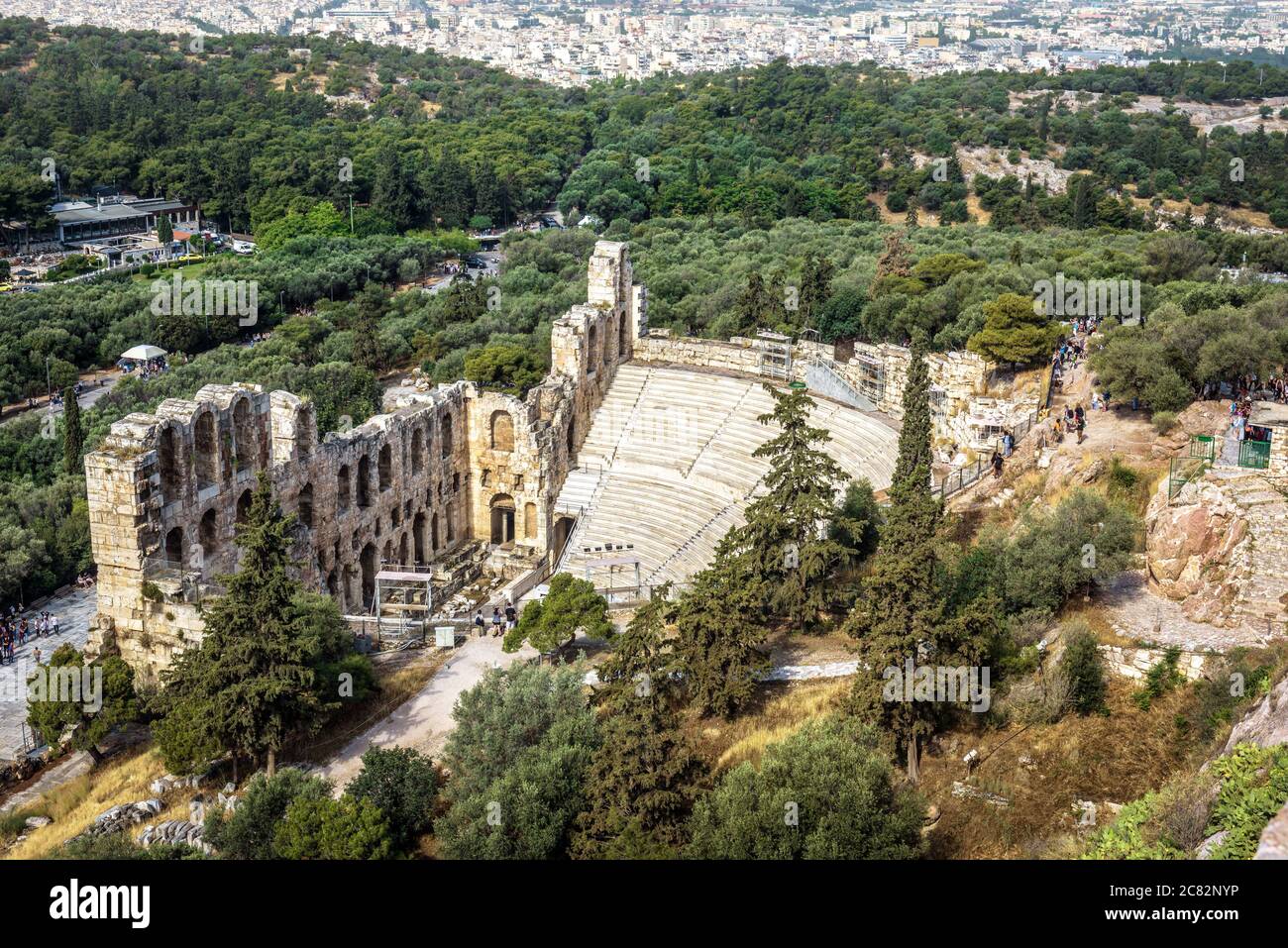 Vue d'Athènes d'en haut, ruines d'Odéon de Herodes Atticus à l'Acropole, Grèce. Le théâtre antique est un monument célèbre d'Athènes, monument de classique Banque D'Images Vue d'Athènes d'en haut, ruines d'Odéon de Herodes Atticus à l'Acropole, Grèce. Le théâtre antique est un monument célèbre d'Athènes, monument de classique Banque D'Images