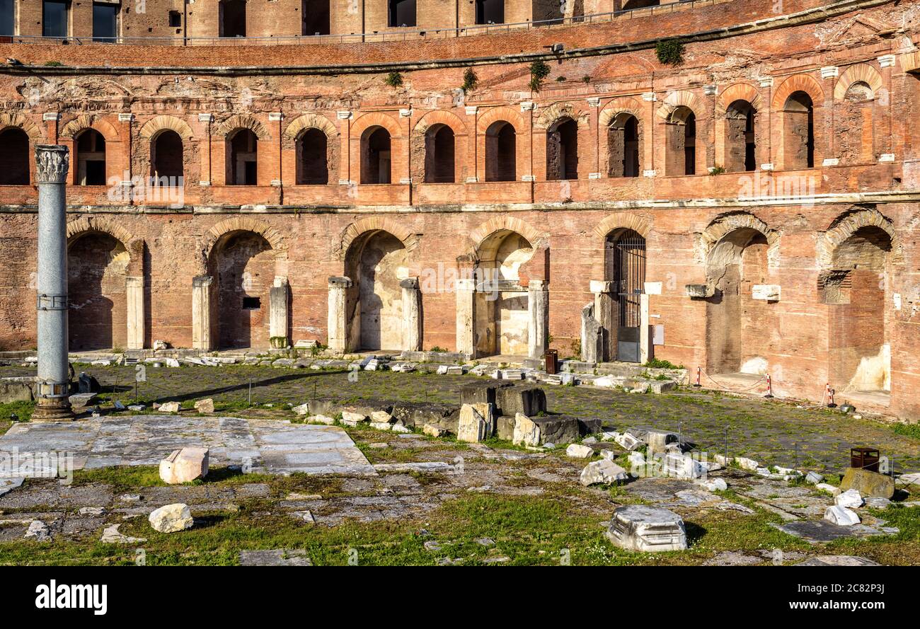 Forum et marché de Trajan, Rome, Italie. C'est une célèbre attraction touristique de Rome. De grandes ruines dans le centre de Rome ancien en été, reste de RO Banque D'Images