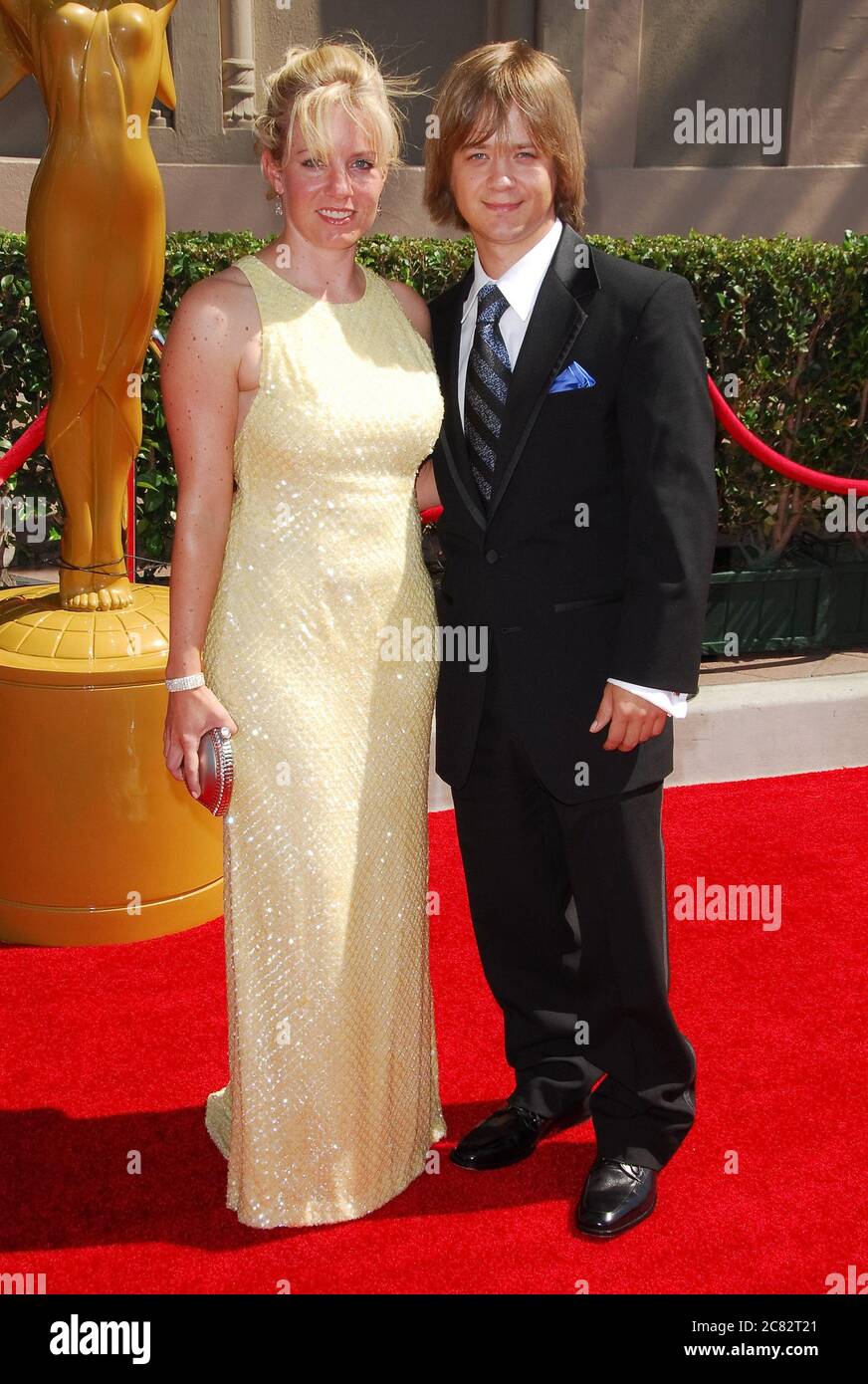 Jason Earles et Date au 59ème Prix annuel d'Emmy des arts créatifs Primetime - arrivées au Shrine Auditorium de Los Angeles, CA. L'événement a eu lieu le samedi 8 septembre 2007. Photo par: SBM / PictureLux - référence du fichier # 34006-8083SBMPLX Banque D'Images