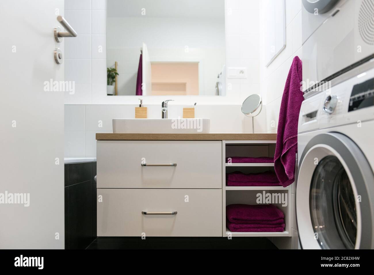 Intérieur de la salle de bains moderne Banque D'Images