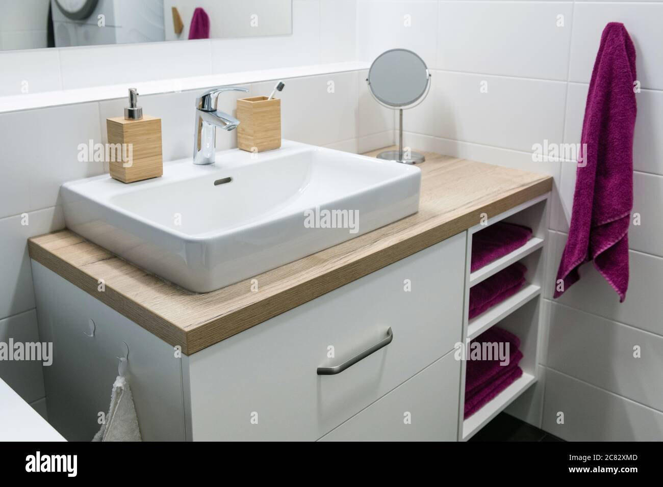 Intérieur de la salle de bains moderne Banque D'Images