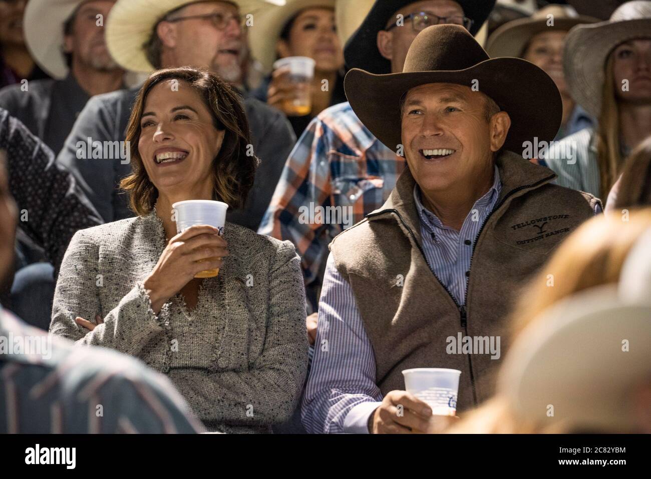 Le Ranch Des Mcleod Saison 3 YELLOWSTONE, de gauche à droite: Wendy Moniz-Grillo, Kevin Costner, 'une  reddition acceptable', (saison 3, ep.