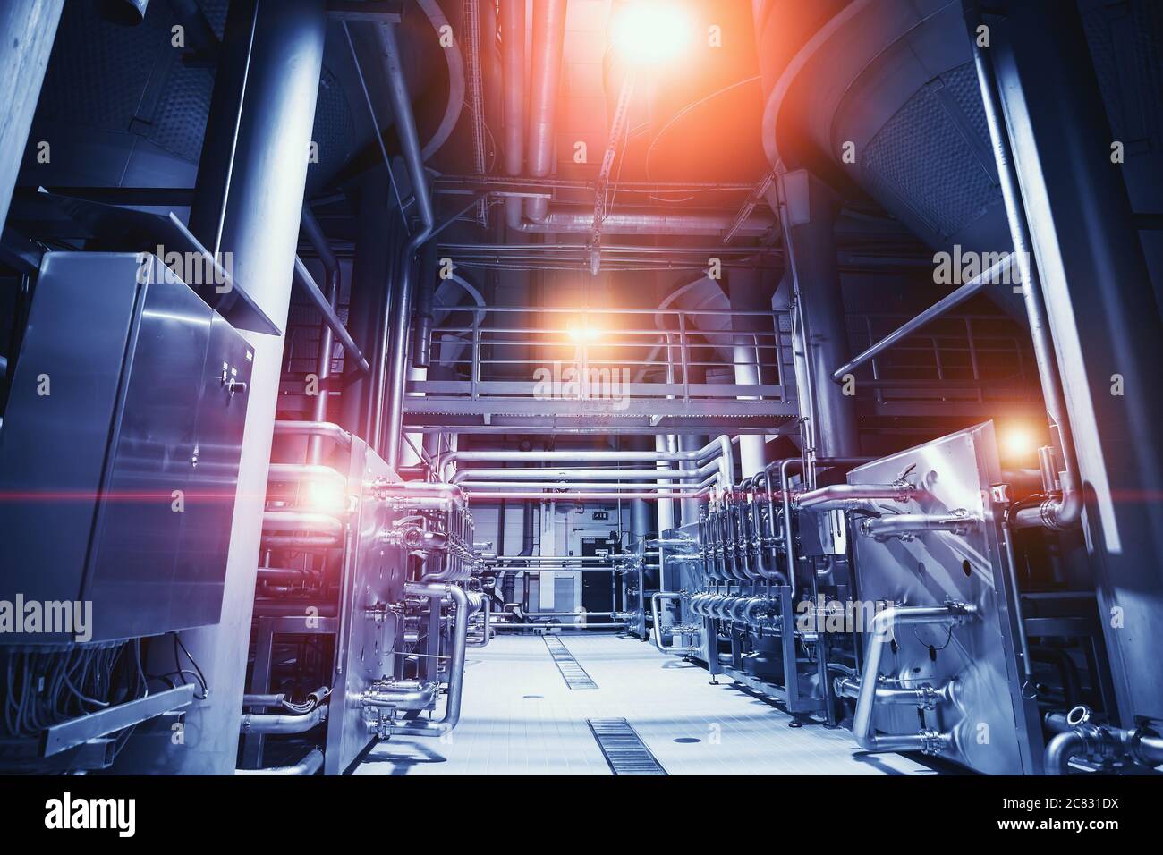 Intérieur de l'usine de brasserie industrielle de couleur bleue abstraite. Grands réservoirs et tuyaux en acier. Expérience dans le secteur. Banque D'Images
