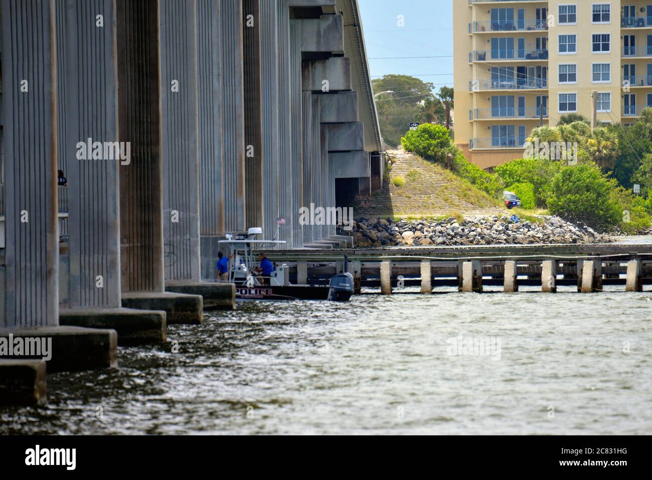 Melbourne, Comté de Brevard, Floride, États-Unis. 20 juillet 2020. En début d'après-midi, plusieurs personnes ont appelé le Service de police de Melbourne (MPD) pour signaler qu'ils avaient vu un homme sauter du pont surélevé de la chaussée d'eau Gallie vers l'Indian River. La police, l'ISC, les unités maritimes et les unités de secours en cas d'incendie ont répondu. L'équipe de plongée de la MPD a été appelée, ainsi que l'unité d'aviation du département du shérif du comté de Brevard. Le pont est à 75' /- au-dessus de l'eau. Crédit photo : Julian Leek/Alay Live News Banque D'Images