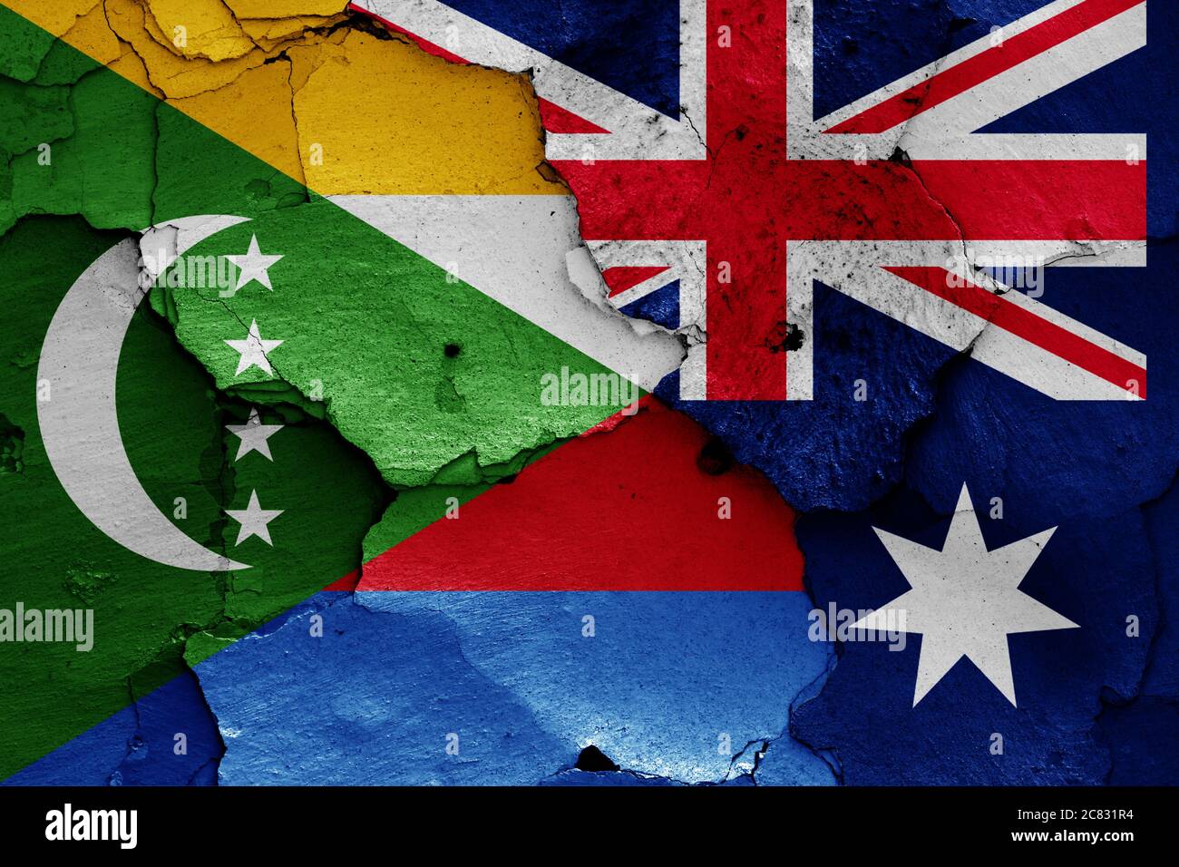Drapeaux des Comores et de l'Australie peints sur un mur fissuré Banque D'Images